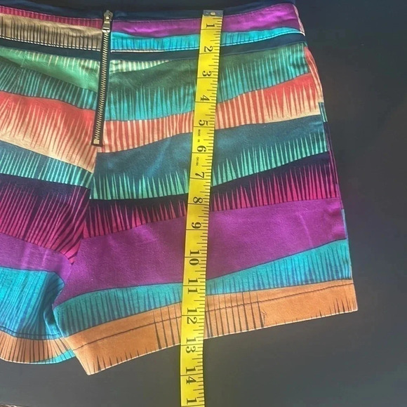 Trina Turk women’s multicolored zipper shorts size 2 - Picture 9 of 9